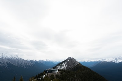 白天的山